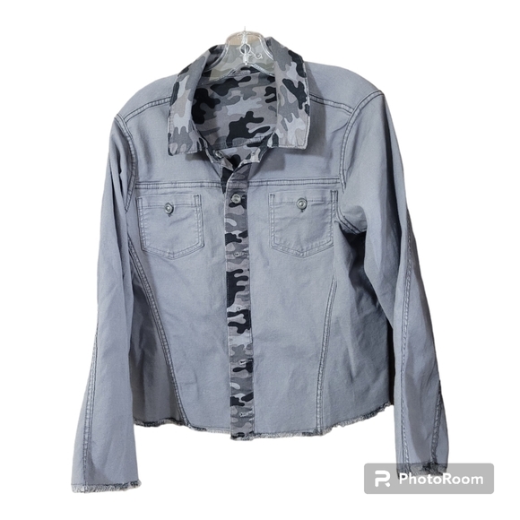 DG2 By Diane Gilman Reversible Denim Jacket grey camo - Picture 2 of 10